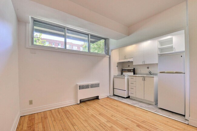 Building Photo - 3010 Av. Van Horne Unit 4