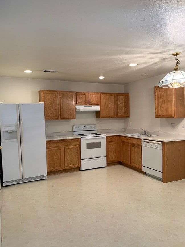 Photo - Beautiful 3 Bedroom 2 Bath Townhome with Attached 1 Car Garage for Rent in Northwest Loveland, CO