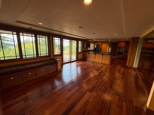 631 W Crestline Dr