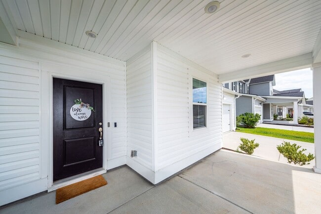 Photo - 6 Bedroom 4.5 Bath in Limehouse Village - Summerville