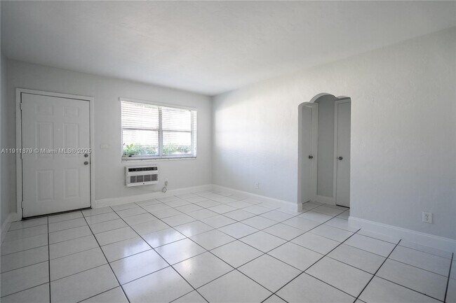 Photo - 7821 Carlyle Ave Unit 5