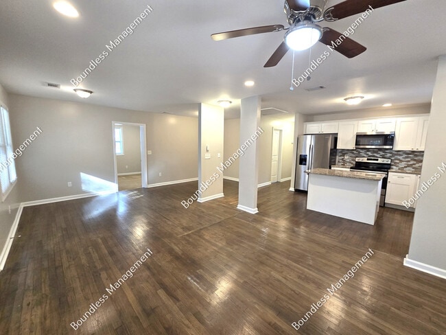 Photo - 713 Church St NW