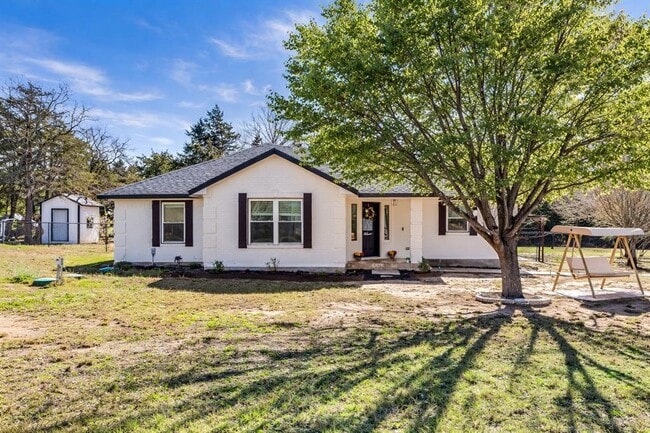 Building Photo - 137 W Oak Dr