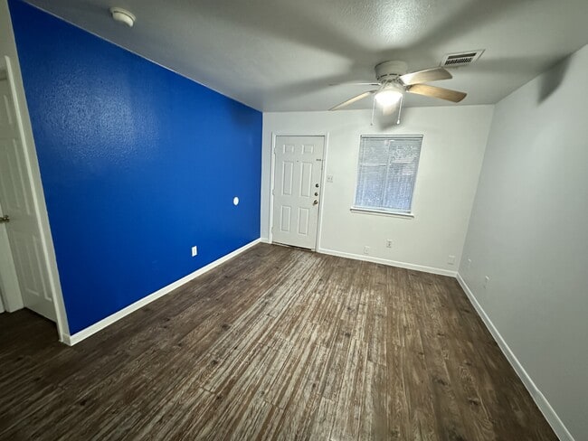 Building Photo - 4005 Milton St Unit B
