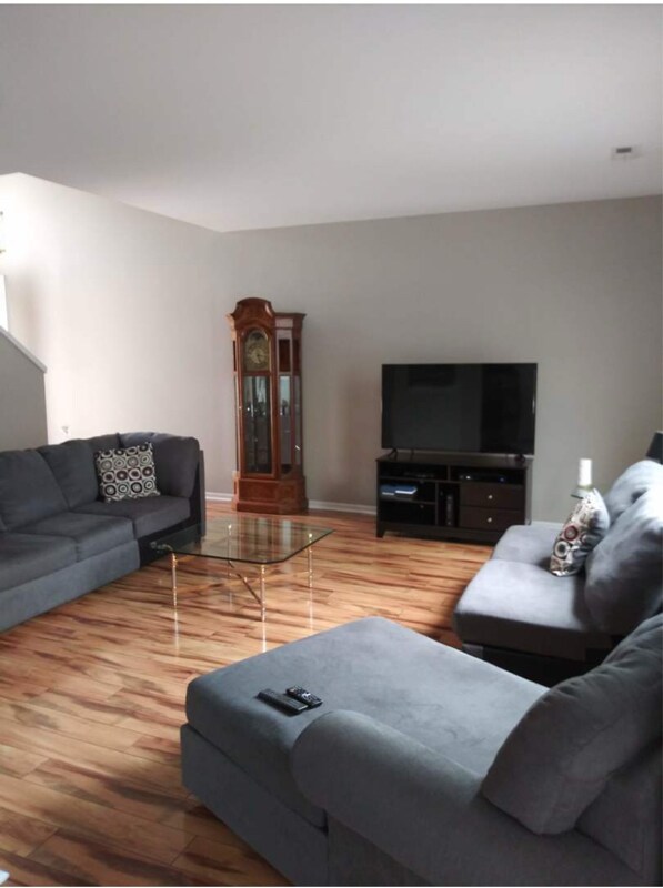 Photo - 481 Metropolitan St