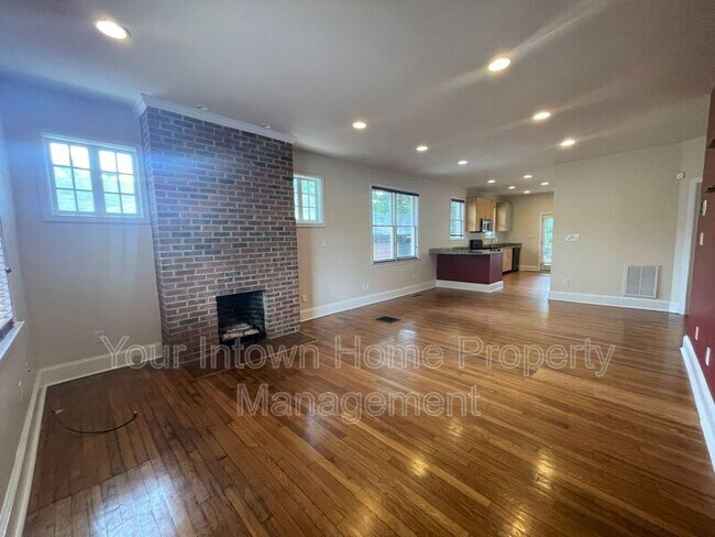 Photo - 639 Somerset Terrace NE