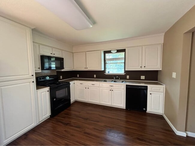 Photo - 821 Lebleu Rd