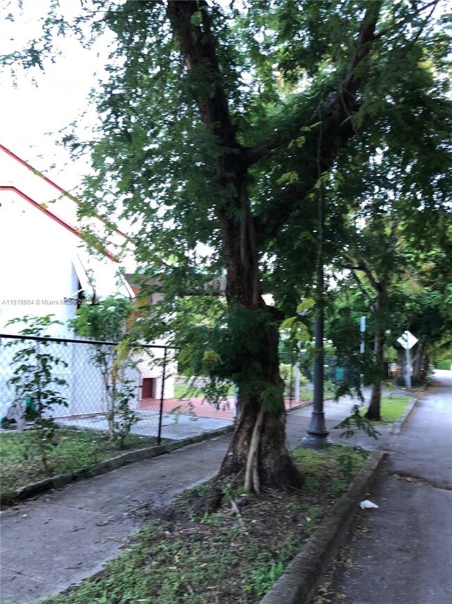 Photo - 76 NE 48th St