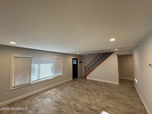 Photo - 28 Irongate Ln