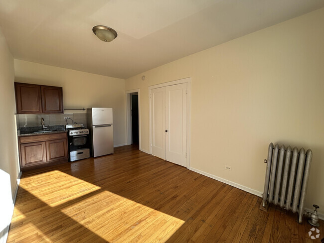 Building Photo - 2712 N Milwaukee Ave Unit 211 Rental