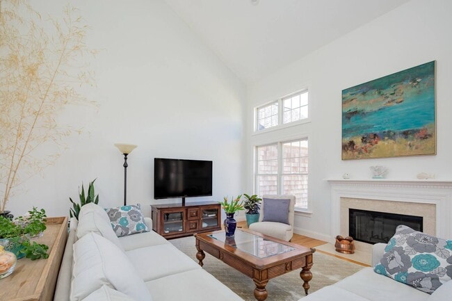 Photo - 565 Wainscott NW Rd