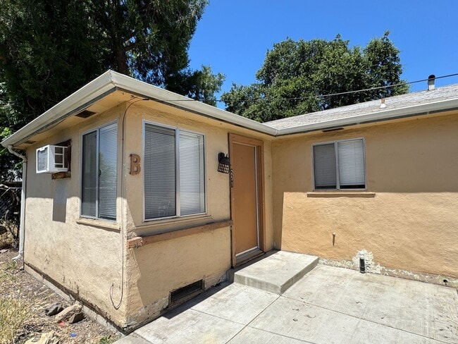 Building Photo - One Bedroom Apartment In Garden Acres Area Unit 251