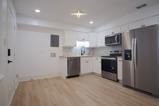 Building Photo - 106 Woodhouse Ln Unit D