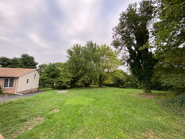 view to side of property - 104 E Poplar St Unidad 104