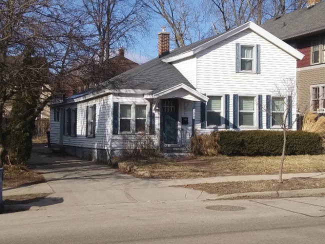 Photo - 725 Fulton St E