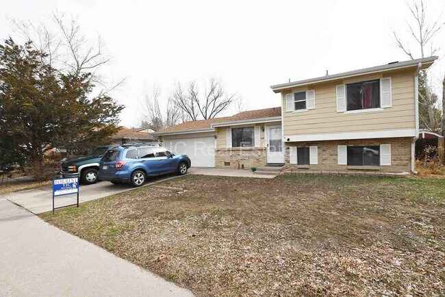 Building Photo - Fenced Backyard! Rental