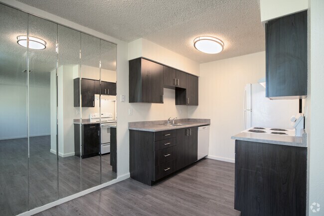 2BR, 1BA - 890SF - Polo Run