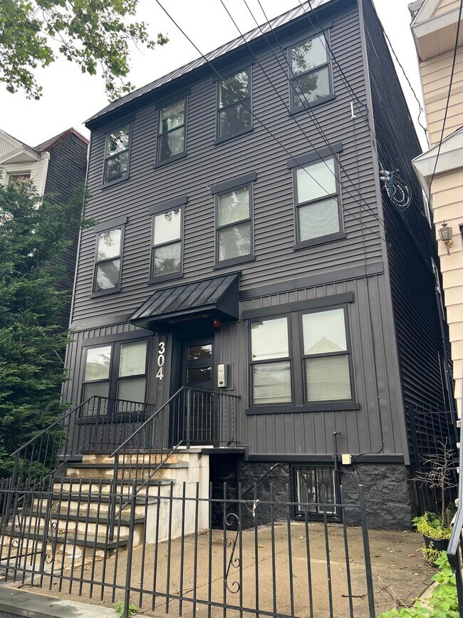 Building Photo - 304 Ege Ave Unit 2R