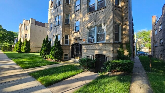 Building Photo - 6541 N Francisco Ave Unit 2 Rental