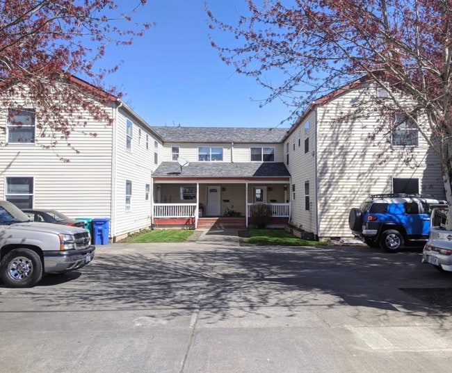 Building Photo - 6867 N Fessenden St Unit 3