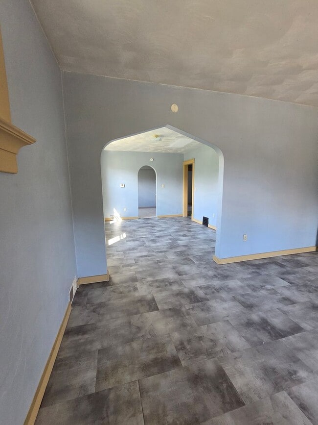 Photo - Upper 2 bedroom unit east side