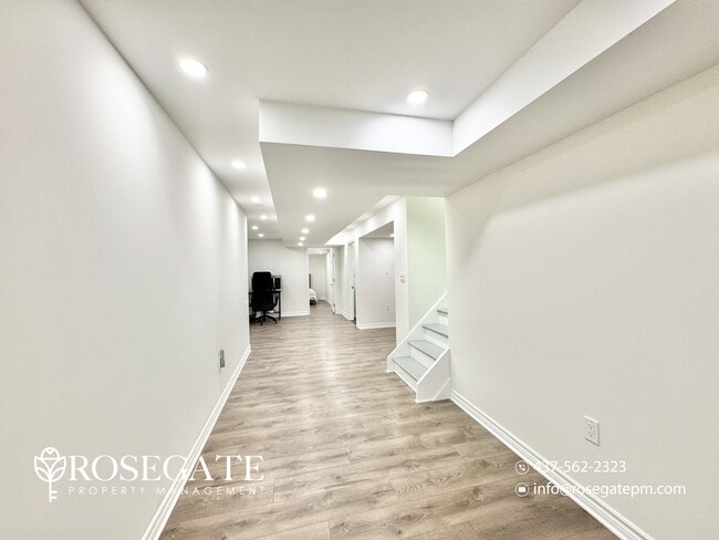 Photo - Cozy 1-Bedroom Corner Basement Apartment with Parking & Walk-Out Garage in Whitby Unité 2
