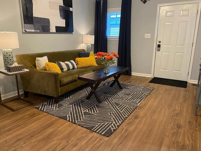 Room in Duplex on Jones Ave NW