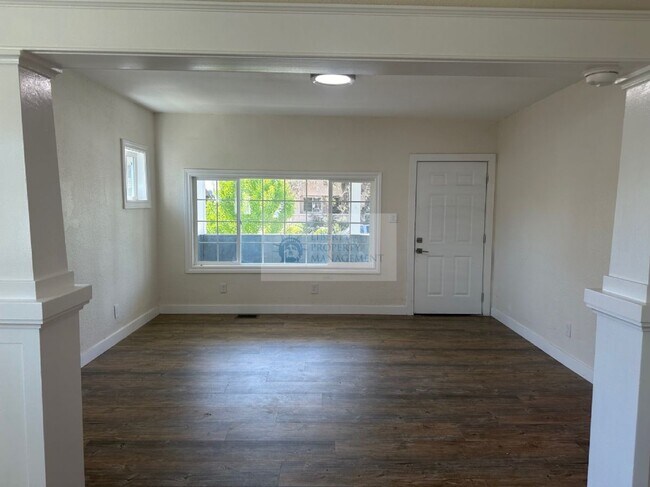 Photo - 123 W Jackson St