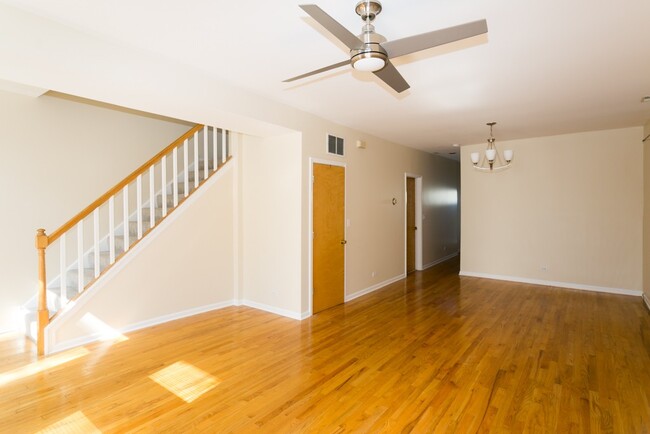 Photo - 1738 W Nelson St Apartments Unit G00C