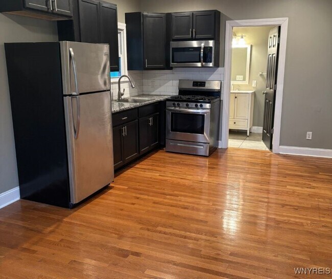 Photo - 2096 Seneca St