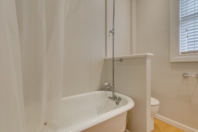 Photo - Rare & Charming Upper Queen Anne Home Available July! Unidad B