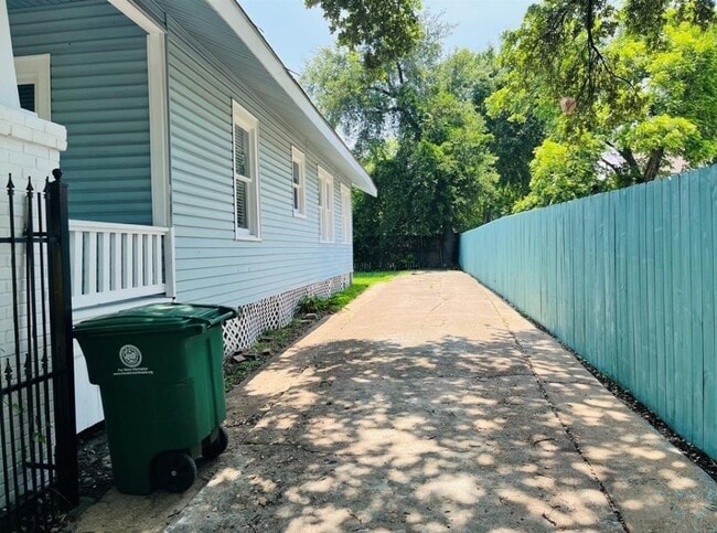 Photo - 407 Sidney St