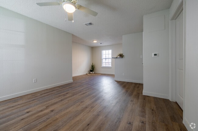 1BR, 1BA - 654SF - Living Room