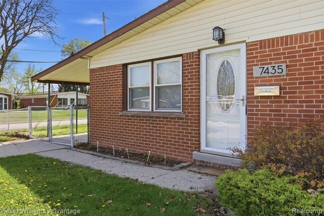 Photo - 7435 Lathers St