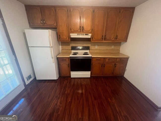 Photo - 986 Locust Dr NE