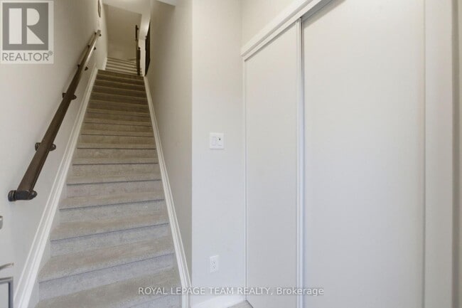 Photo - 918 Parnian Private