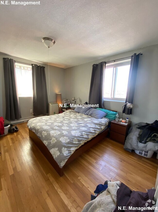 Building Photo - Amazing deal! Spacious Roslindale apt with...