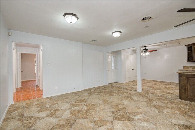 Photo - 811 W 7th St