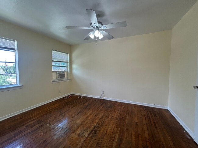 Building Photo - 1402 Gustav St Unit 4 Rental