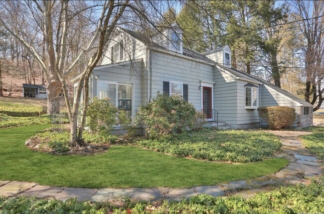 Comfortable cottage, fenced yard - 360 S State Rd House