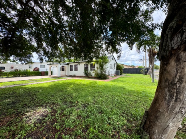 Photo - 602 E 50th St