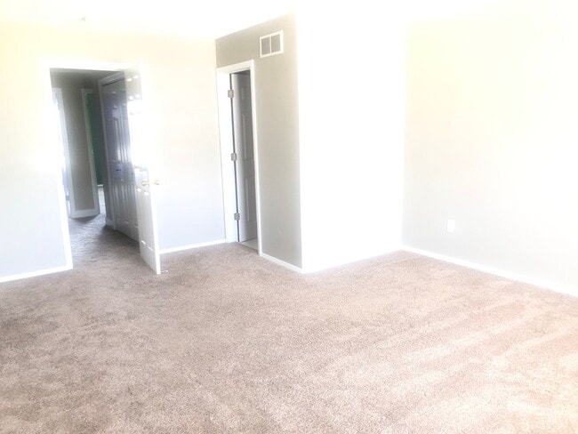 Photo - Beautiful 3B 2.5 bathroom townhouse in Blo...