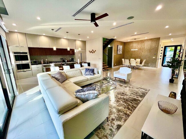 Photo - 1620 NE 6th St Unit SI ID1369644P