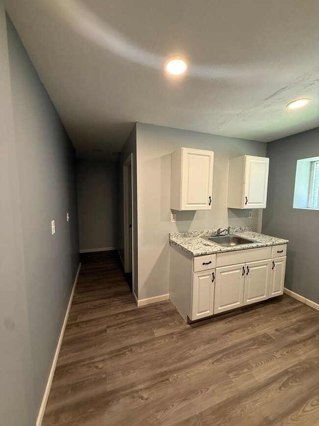 Building Photo - REMODELED 2 BEDROOM E.185TH/LAKE SHORE BLVD. Unit 14