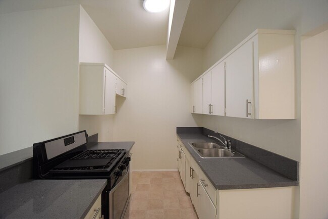 Photo - 15156 Dickens St