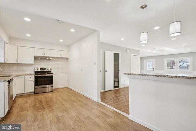 Photo - 1375 Abbey Way