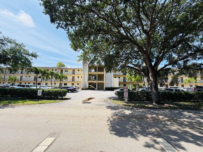 Building Photo - 9150 NW 38th Dr Unit 301