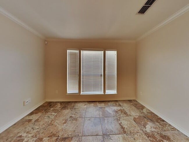 Building Photo - No Application Fees* $500 off first month.... Rental
