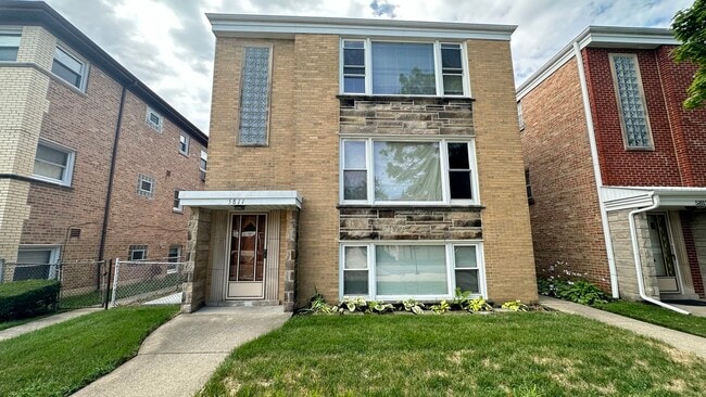 Building Photo - 5811 W Lawrence Ave Rental