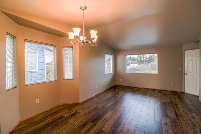 Photo - 651 NE Ellis Way